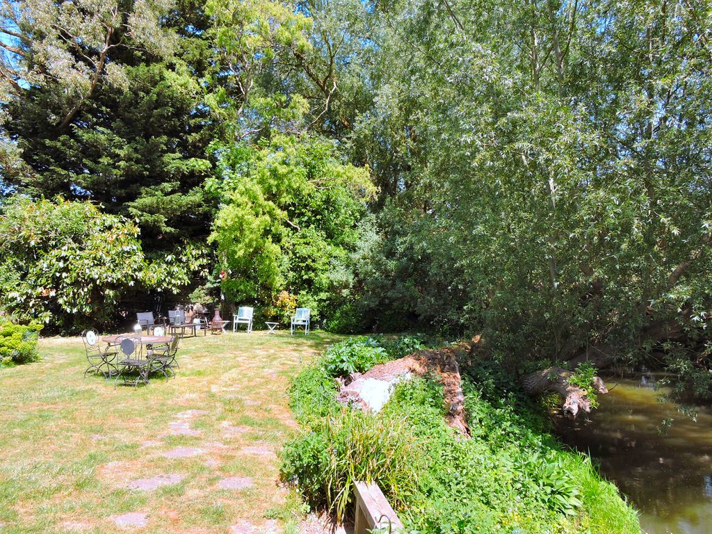 Property photo 2 of 25