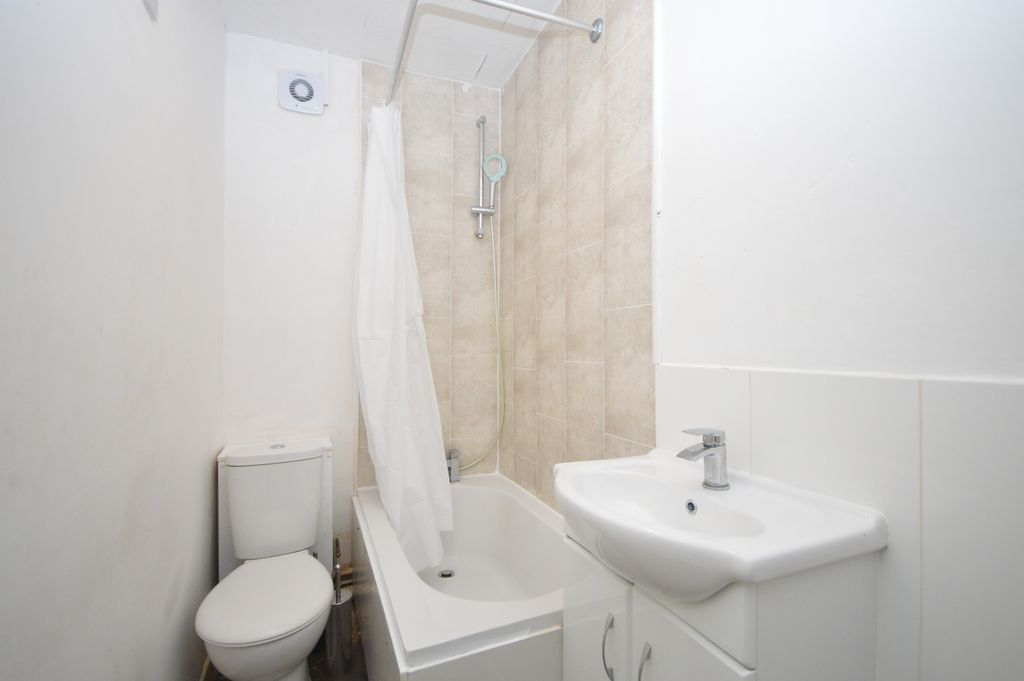 Property photo 1 of 6 Bathroom