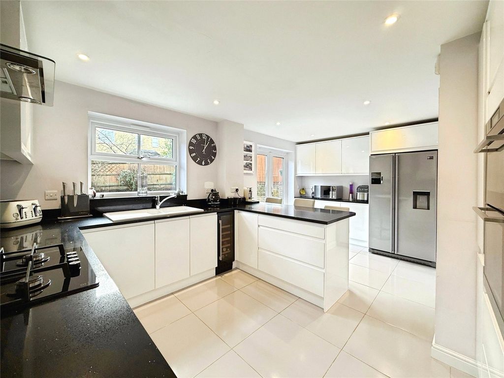 Property photo 2 of 27 Picture No. 18