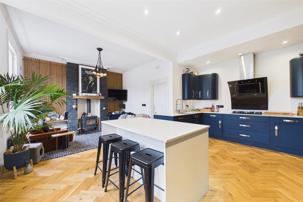Property photo 2 of 27 Living Breakfast Kitchen
