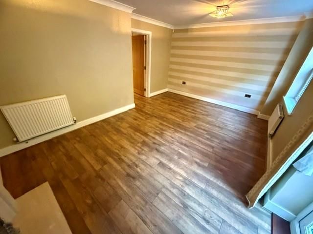 Property photo 3 of 19 Living.Jpg