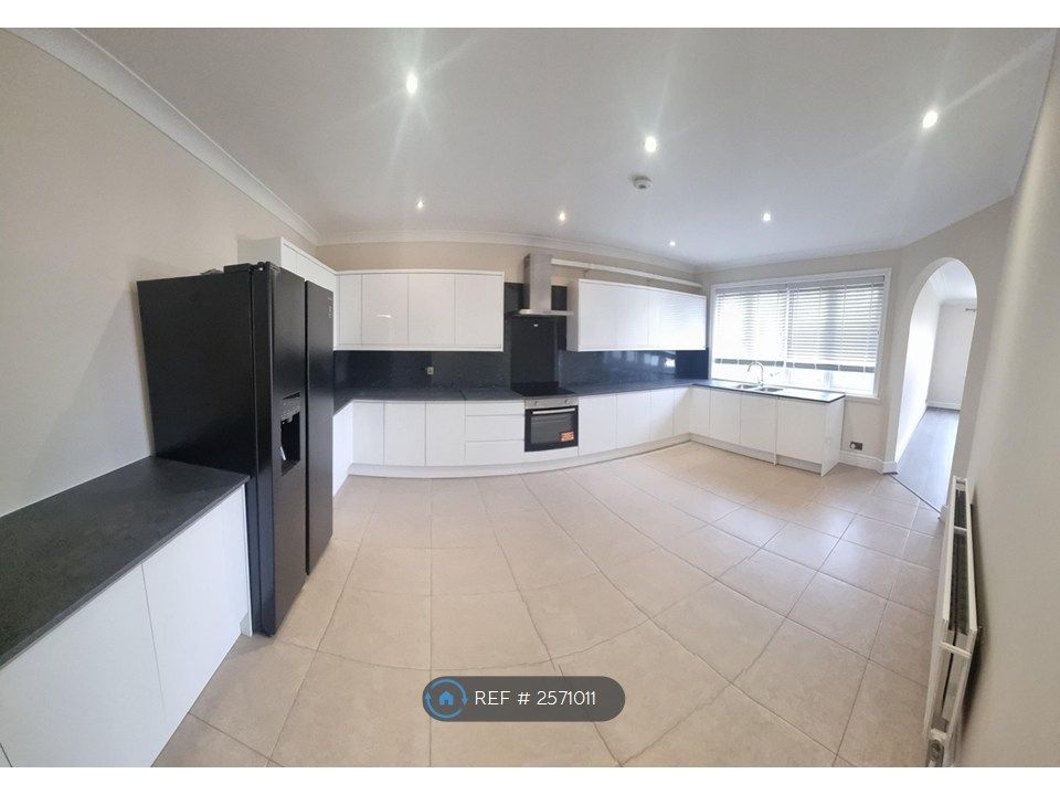 Property photo 1 of 17 Kitchen 3