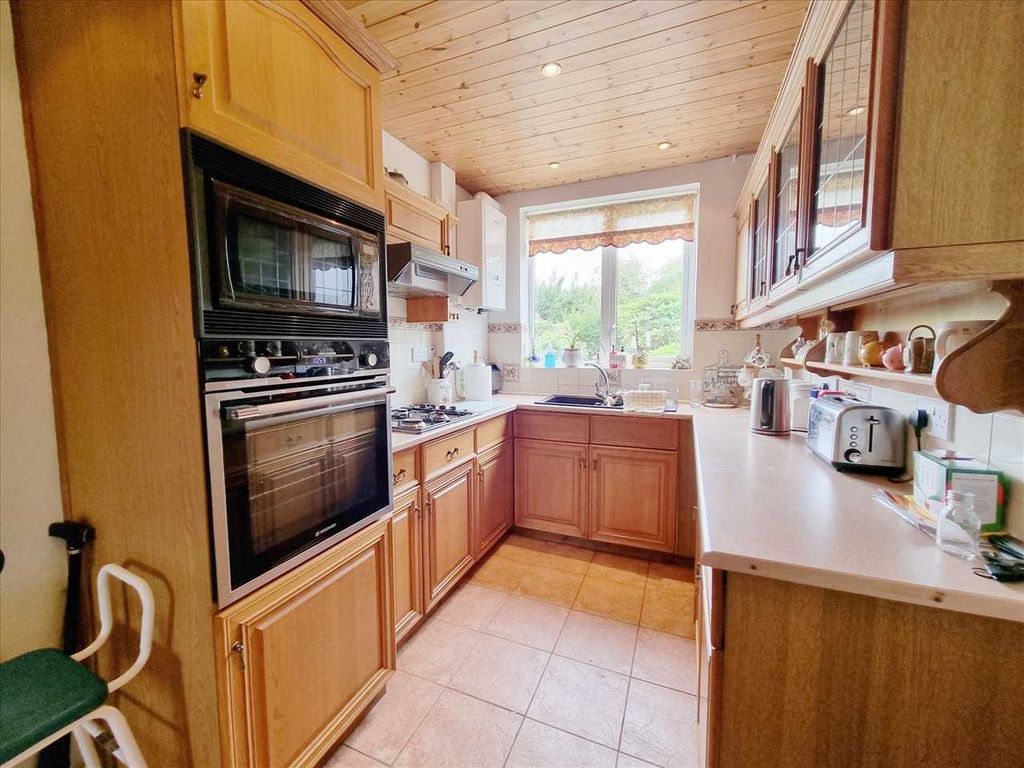 Property photo 2 of 11 Kitchen: