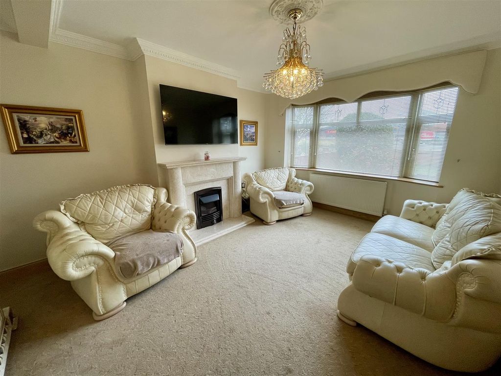 Property photo 1 of 15 Lounge