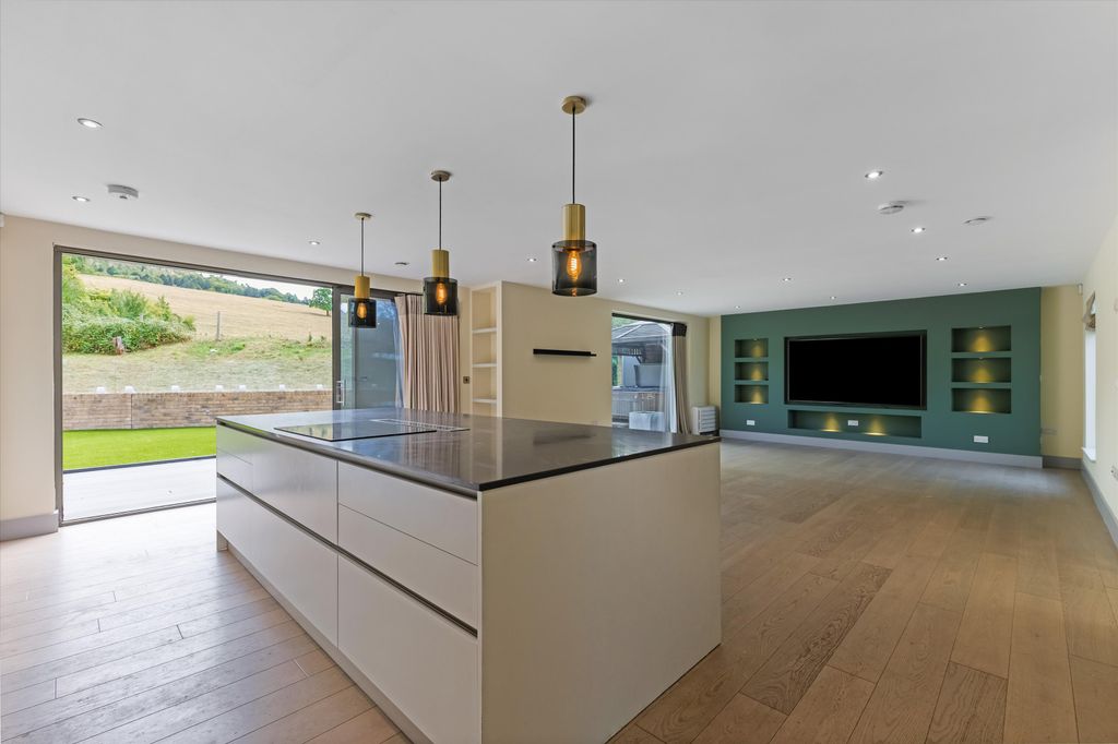 Property photo 3 of 21 Image