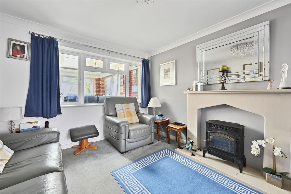 Property photo 3 of 24 7 Carfax Close - Tn395Eg - Photo (7).Jpg