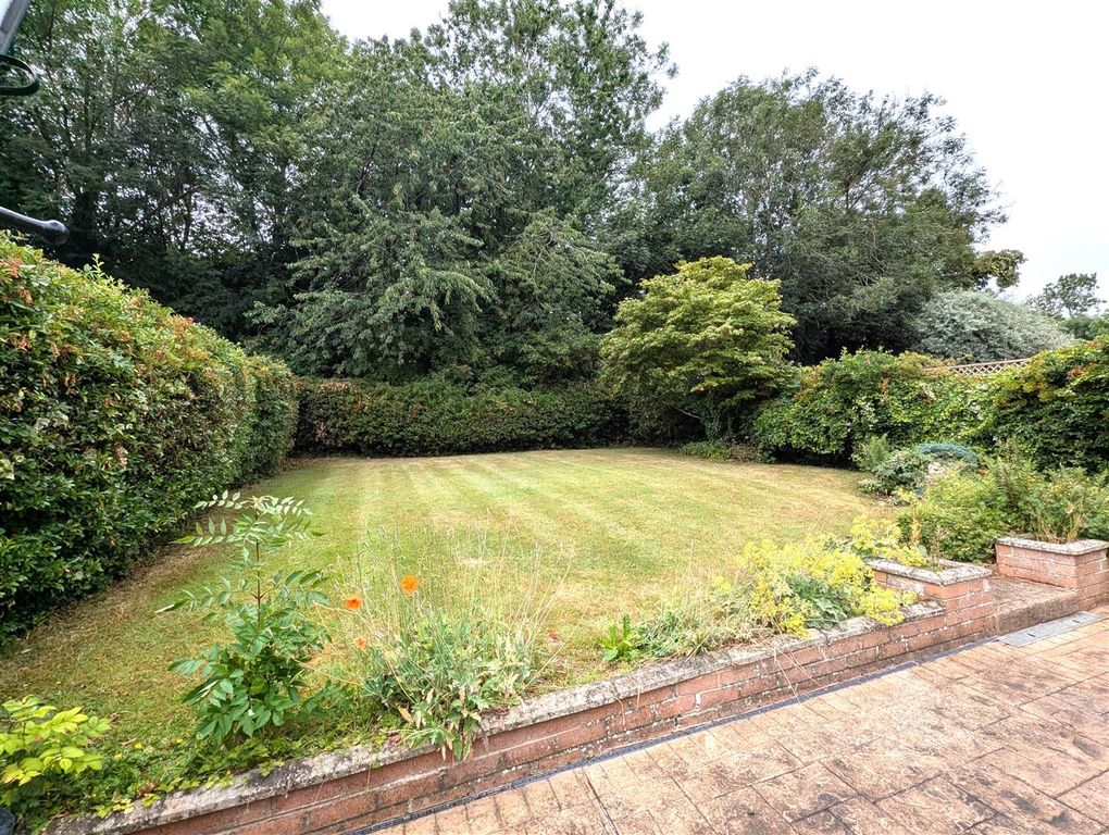 Property photo 2 of 8 Externally