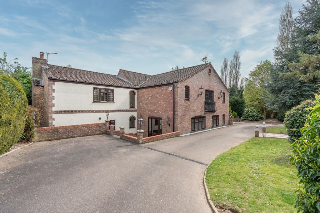 Property photo 2 of 36