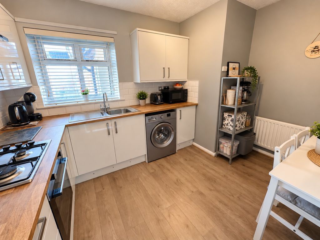 Property photo 3 of 8 Kitchen