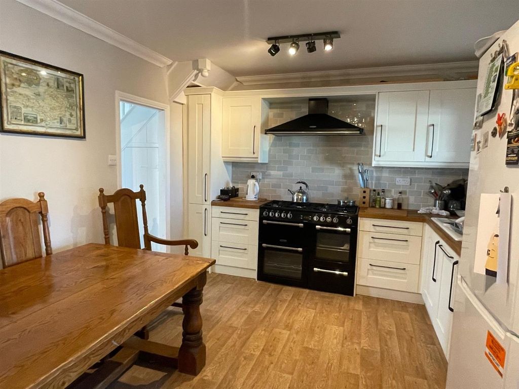 Property photo 3 of 19 Kitchen