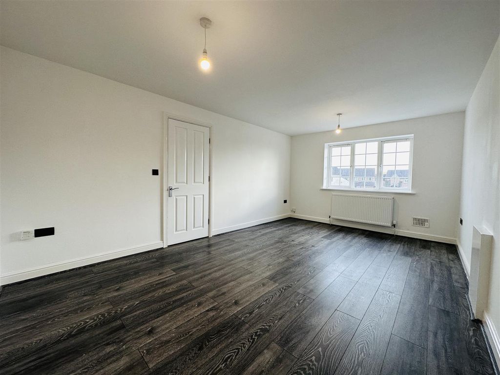 Property photo 3 of 19 Lounge