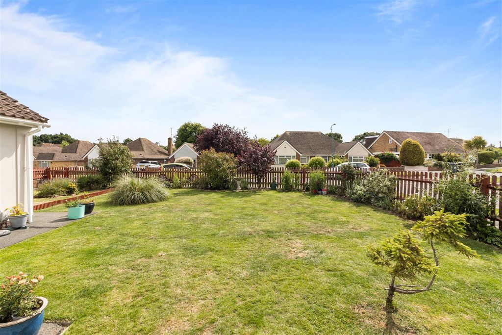 Property photo 3 of 20 Lawn Gardens