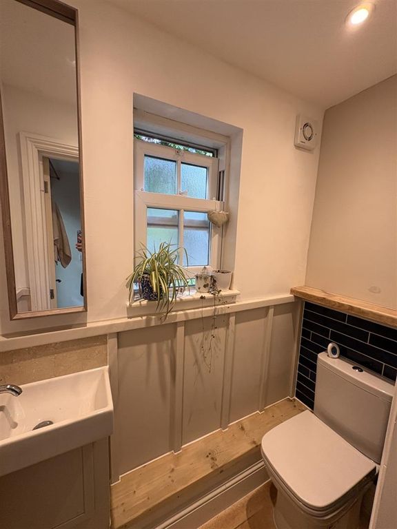 Property photo 3 of 6 Downstairs WC.Jpg