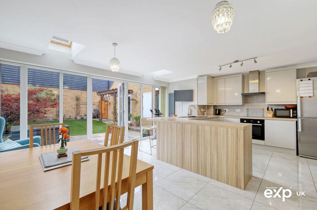 Property photo 1 of 32