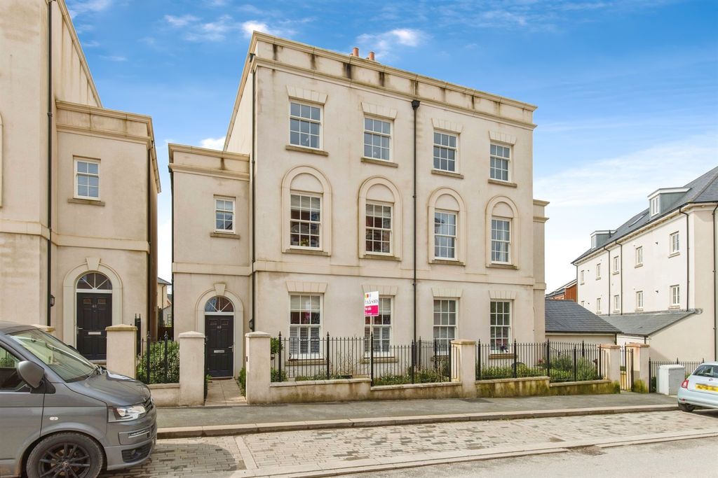 Property photo 1 of 21 Entrance Hall