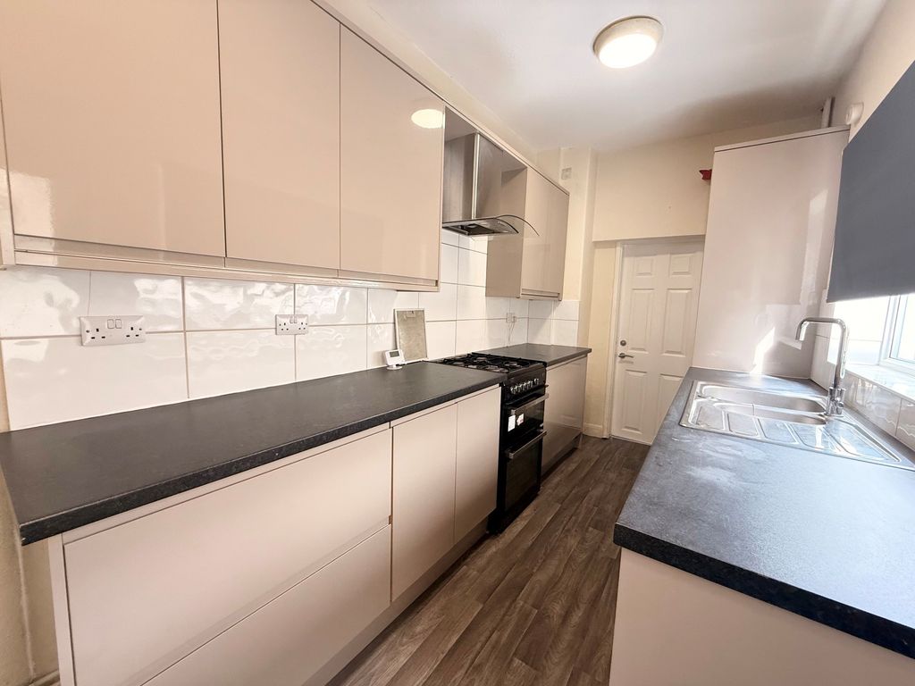 Property photo 3 of 11 Kitchen