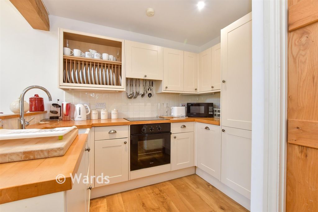 Property photo 3 of 19 Kitchen