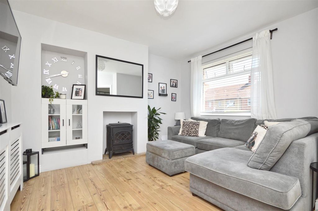 Property photo 3 of 16 Sitting Room