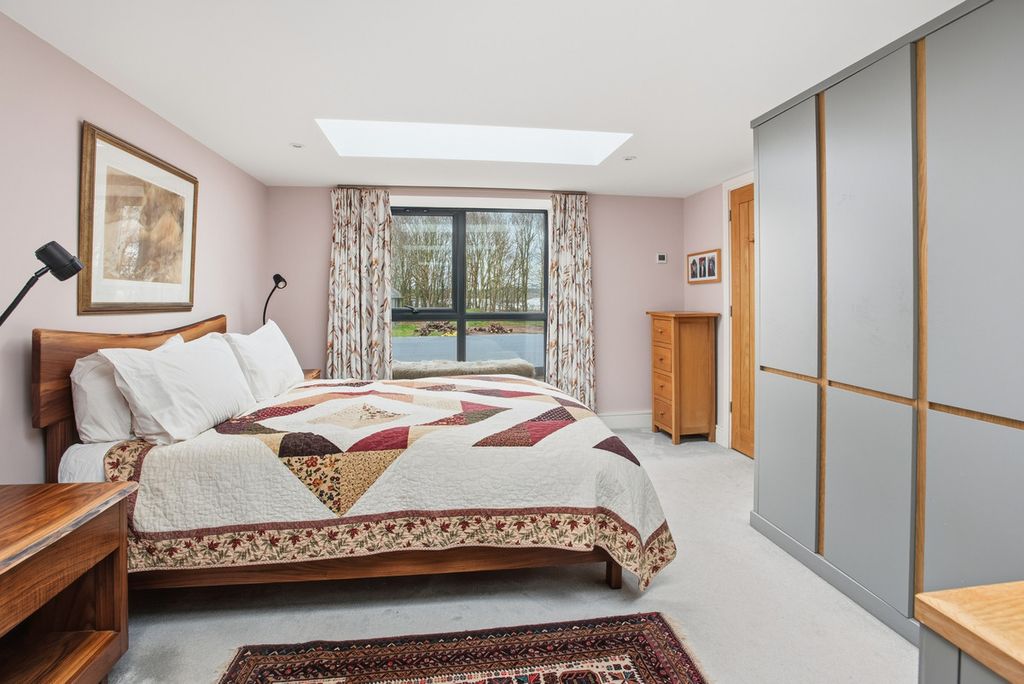 Property photo 3 of 25