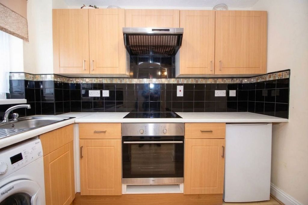 Property photo 3 of 8 Kitchen