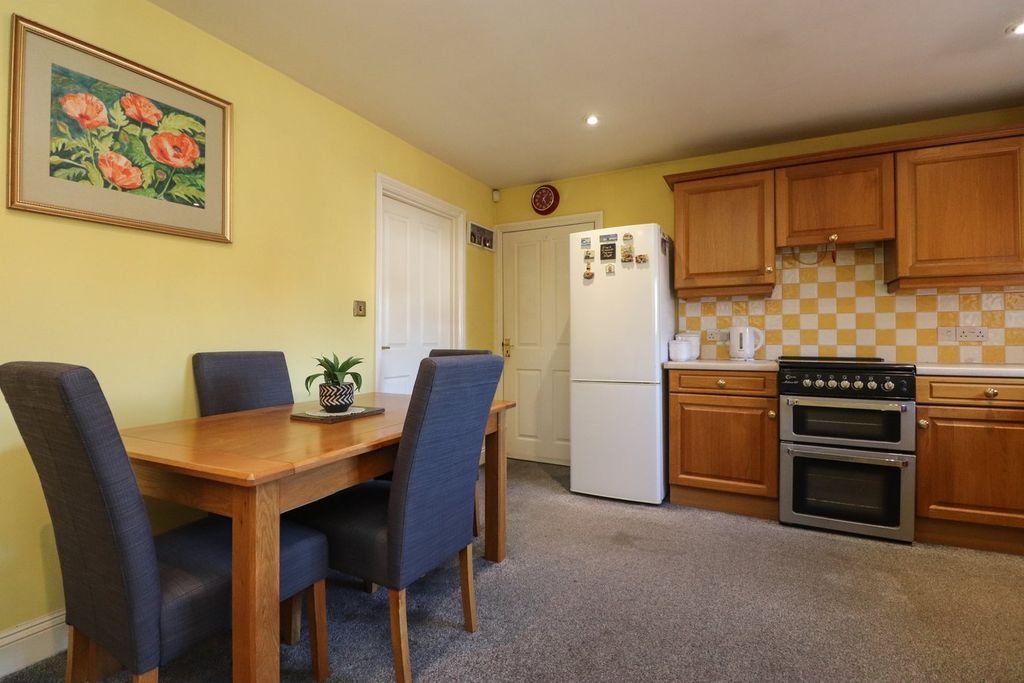 Property photo 2 of 18 Dining Kitchen