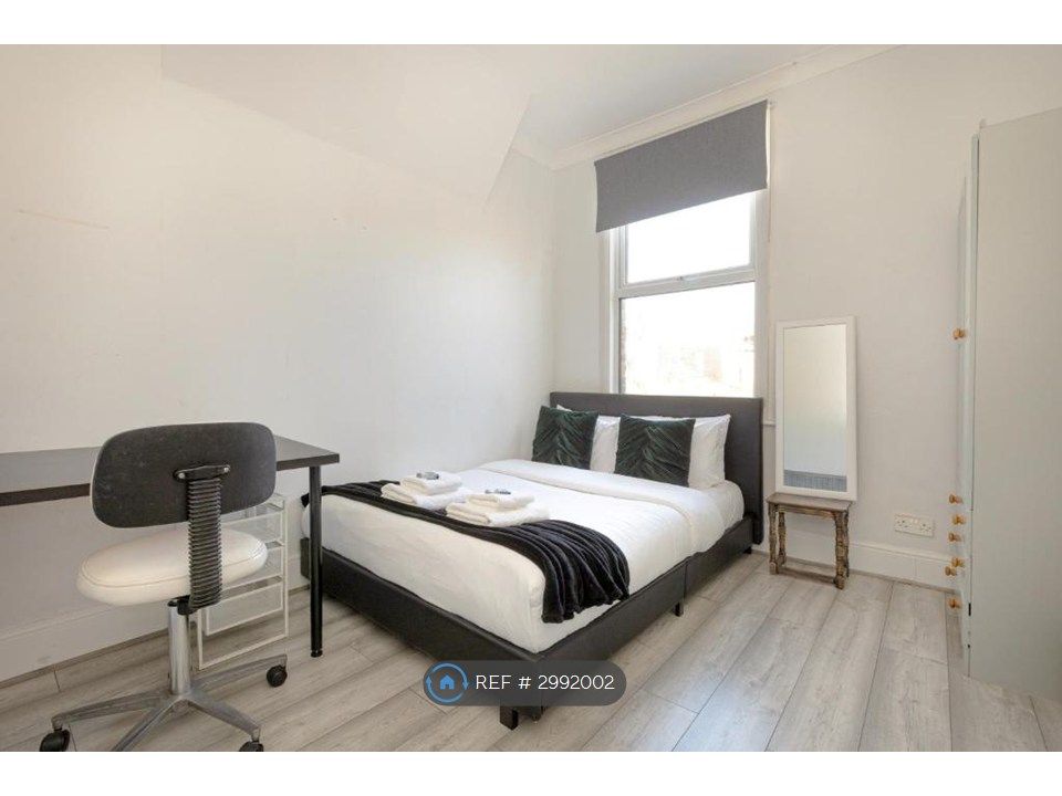 Property photo 1 of 13 Double Bedroom