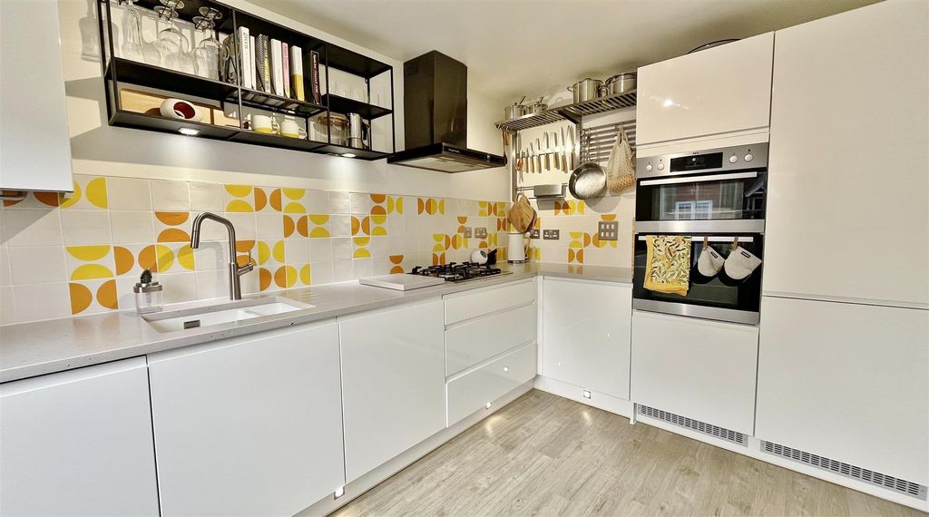 Property photo 3 of 19 Kitchen