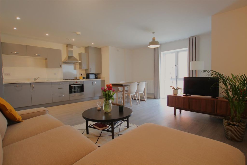 Property photo 2 of 16 Living Space