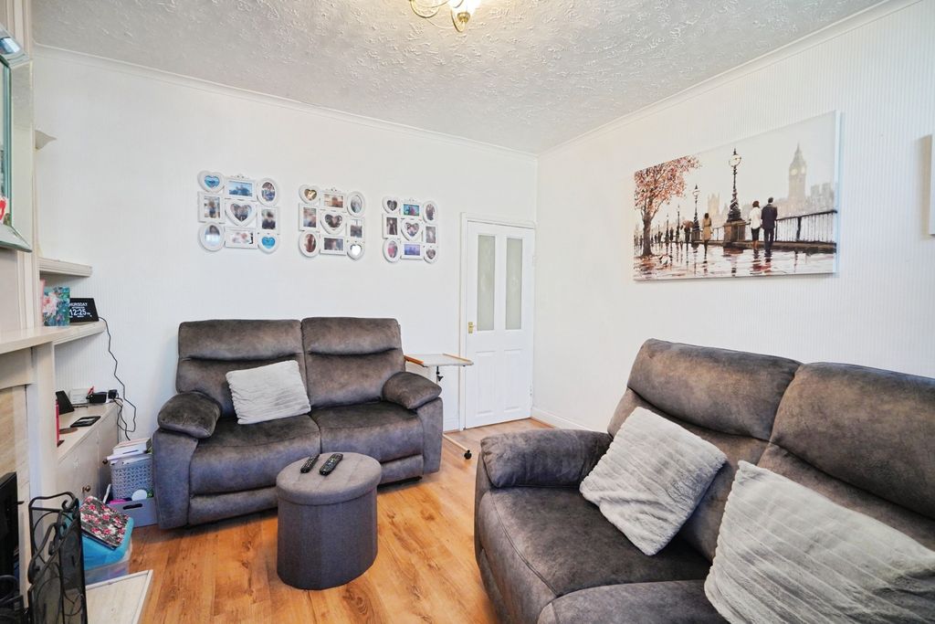 Property photo 2 of 19 Lounge