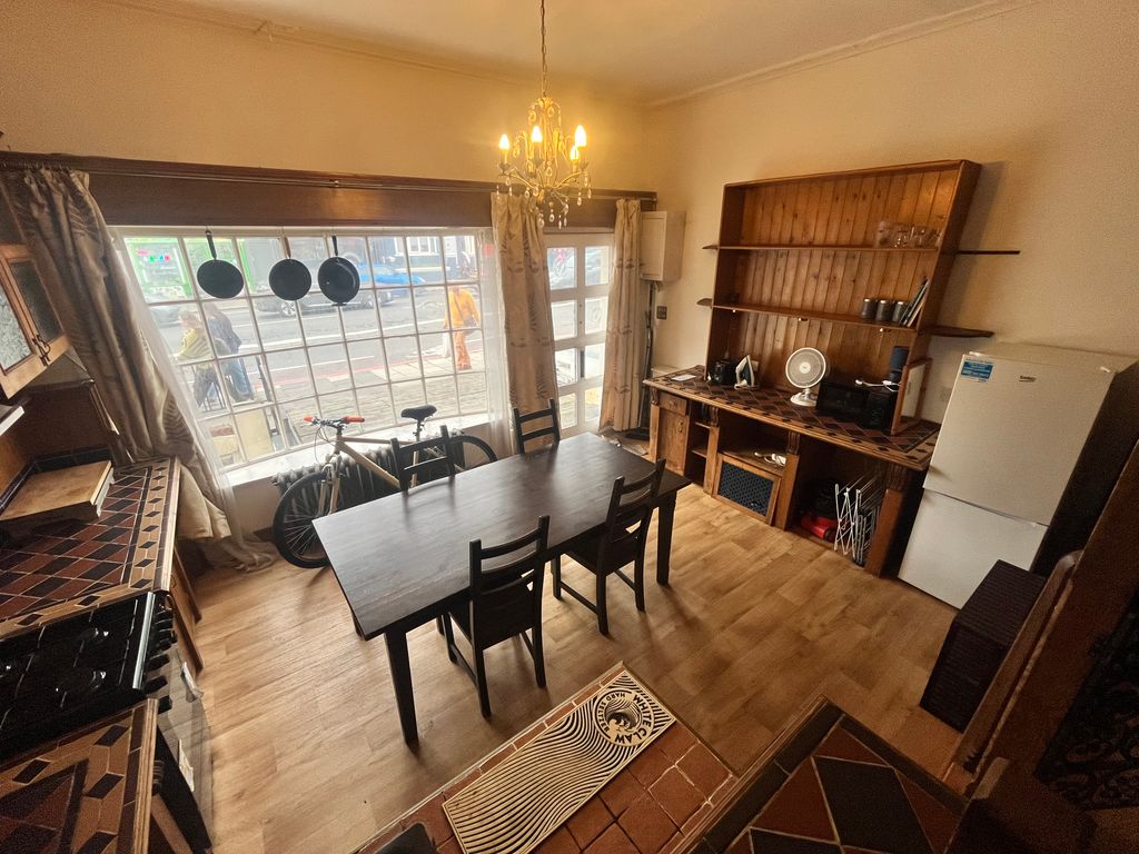 Property photo 2 of 33 Image