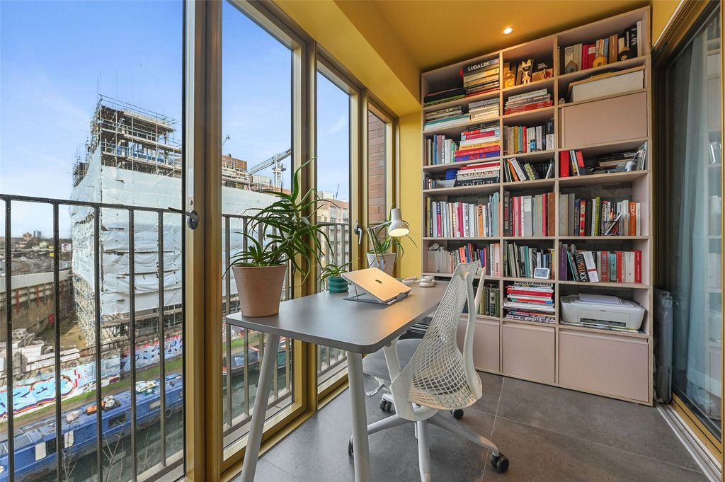 Property photo 2 of 25 Winter Garden