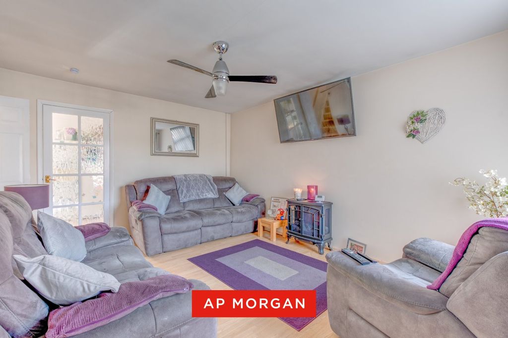 Property photo 2 of 15 Picture No. 11