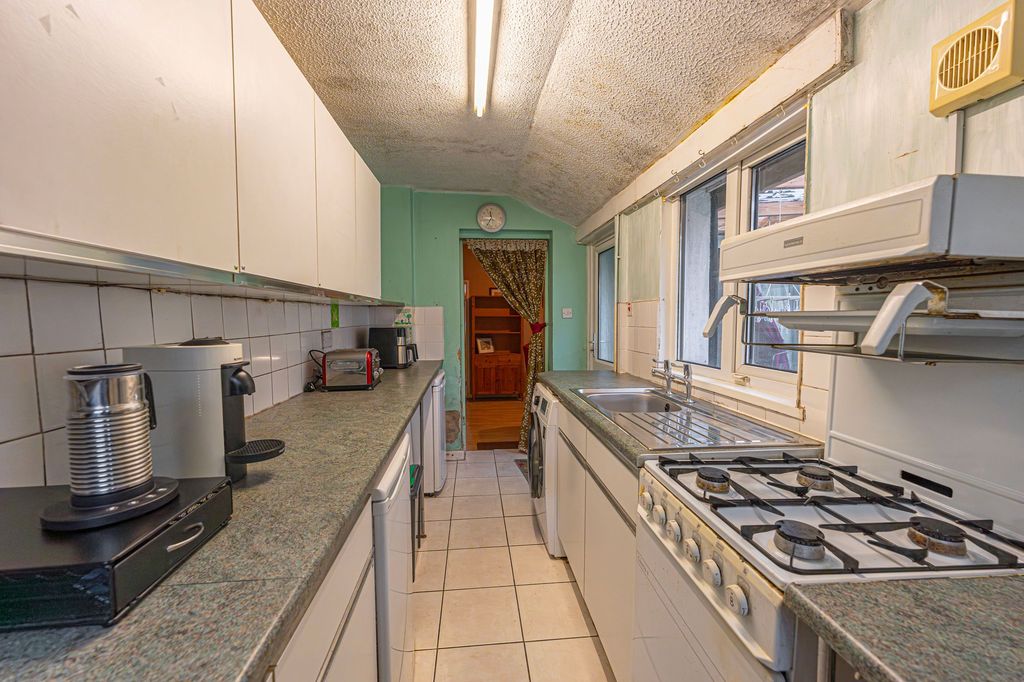 Property photo 2 of 25