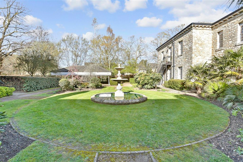 Property photo 3 of 14 Communal Gardens