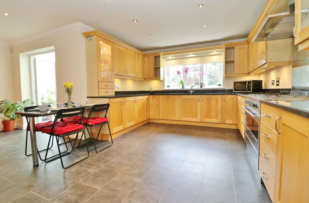 Property photo 2 of 32