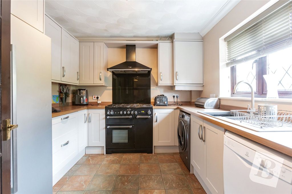 Property photo 3 of 17 Kitchen