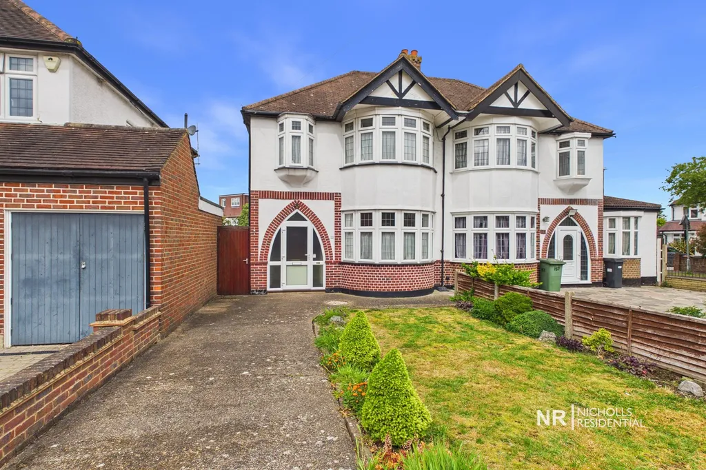 House in Surrey. KT17, Worcester Park - View 3