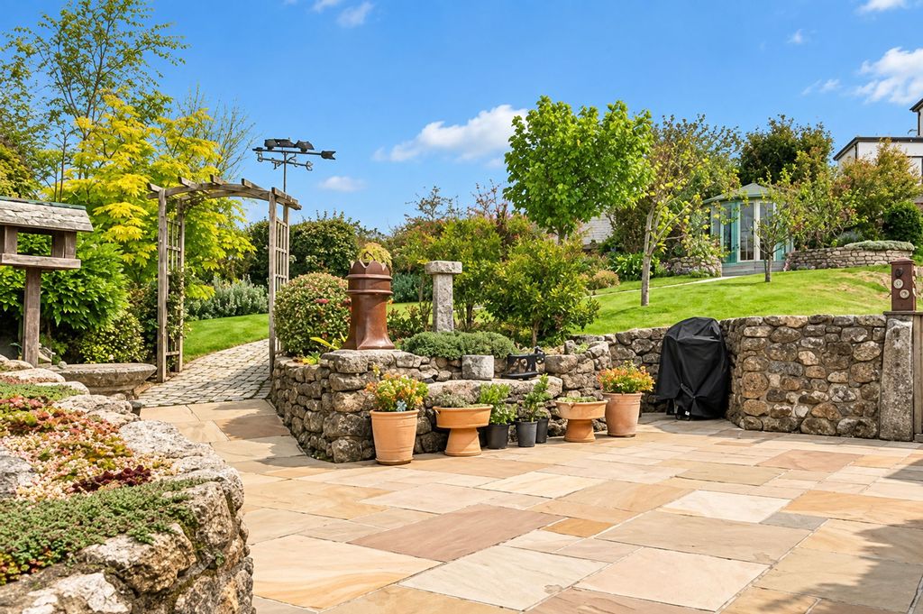 Property photo 2 of 33
