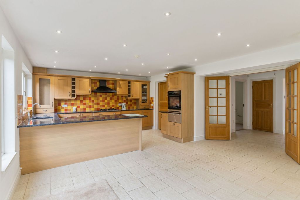 Property photo 3 of 32