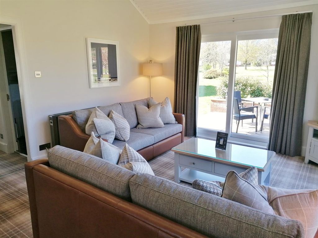 Property photo 2 of 13 Lounge