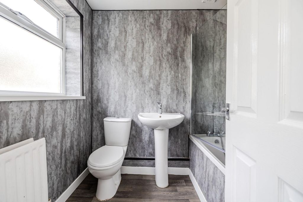 Property photo 3 of 11 Bathroom.Jpg