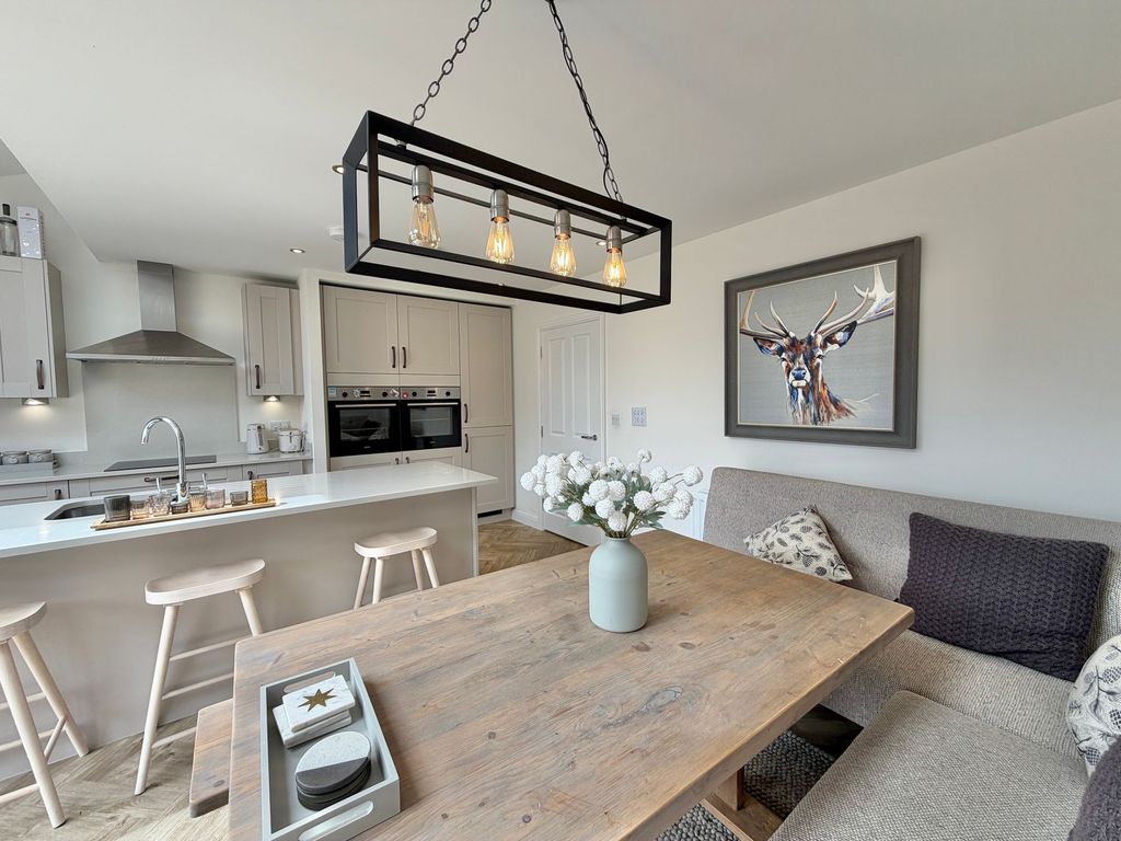 Property photo 3 of 17 Dining Kitchen