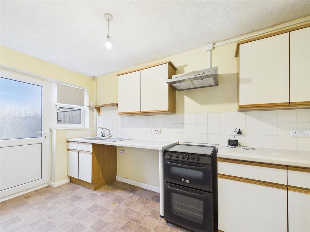 Property photo 3 of 8 Kitchen