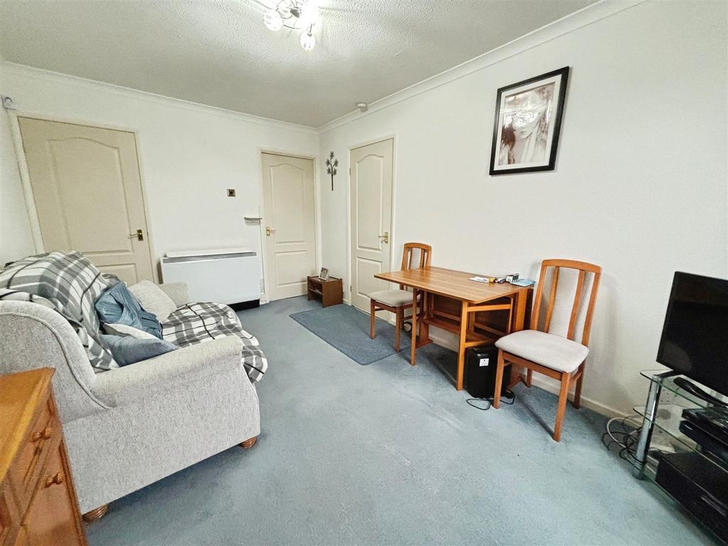 Property photo 3 of 11 Lounge