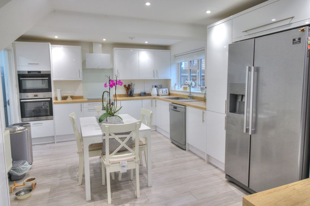 Property photo 3 of 25 Kitchen