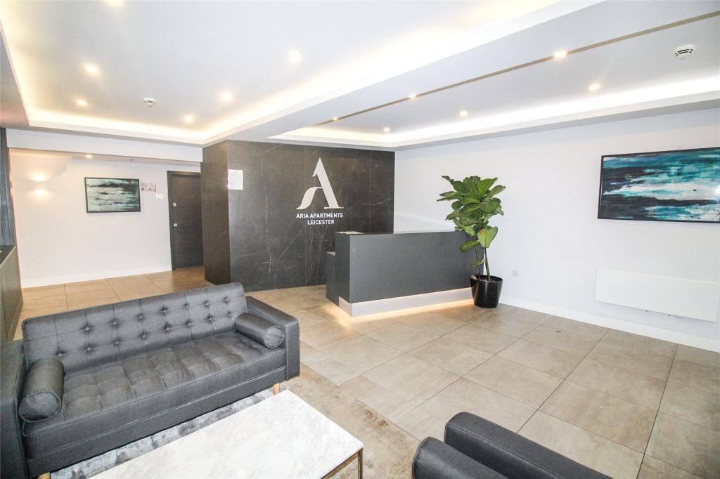 Property photo 1 of 7 Entrance Hall