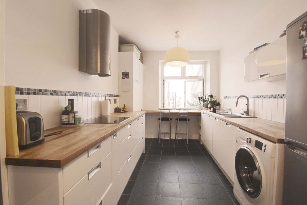 Property photo 3 of 10 Kitchen