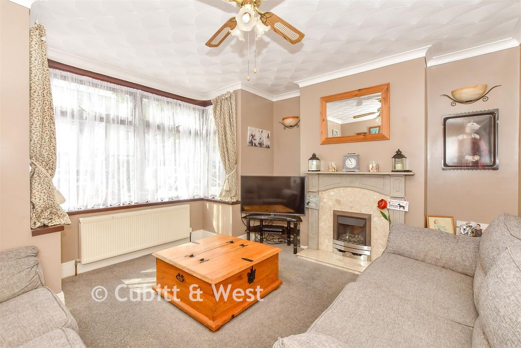 Property photo 2 of 14 Lounge