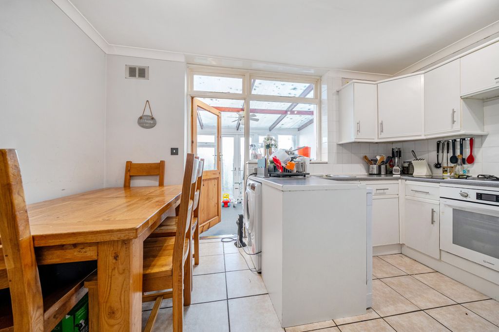 Property photo 3 of 18 Kitchen