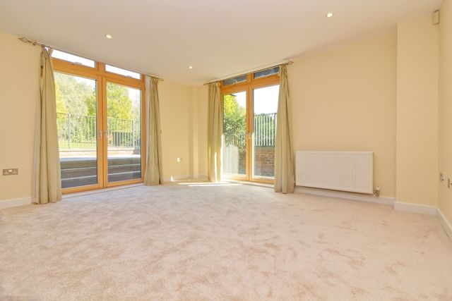 Property photo 3 of 9 Living Space
